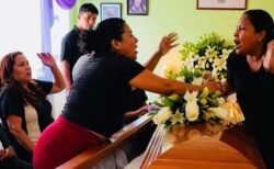 死んだ男性の棺の前で女性たちが喧嘩、お互い浮気相手だと気づく