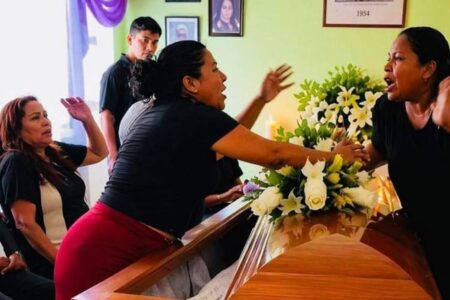 死んだ男性の棺の前で女性たちが喧嘩、お互い浮気相手だと気づく