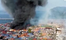 マレーシア沿岸部の水上集落で大火災が発生、1000戸の家屋が焼失