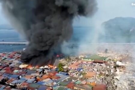 マレーシア沿岸部の水上集落で大火災が発生、1000戸の家屋が焼失