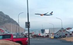 アイスランドで旅客機が超低空飛行、住民も恐怖