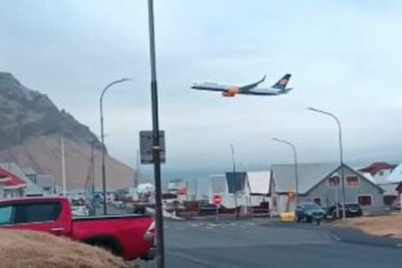 アイスランドで旅客機が超低空飛行、住民も恐怖