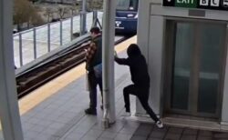 駅のホームにいた男性、電車が進入した瞬間、背後から突き飛ばされる【動画】