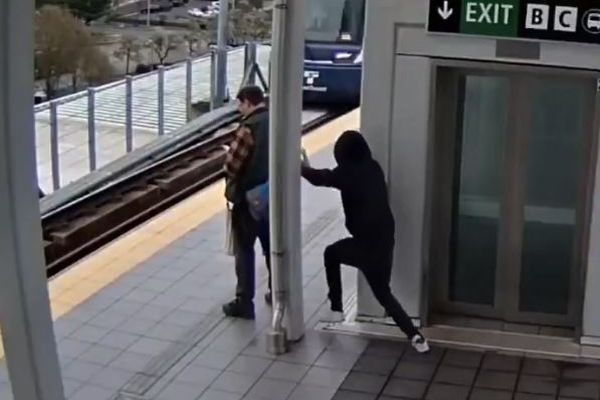 駅のホームにいた男性、電車が進入した瞬間、背後から突き飛ばされる【動画】