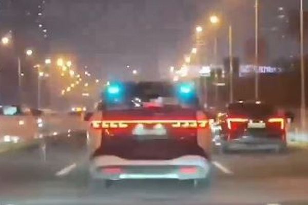 中国の自動運転タクシーにシステム障害、道路の真ん中で車両が次々と停止【動画】