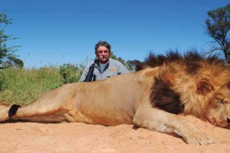 米の億万長者、アフリカでの狩猟中、ゾウの群れに襲われ死亡