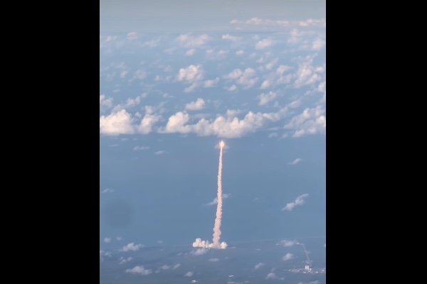 旅客機の乗客が「アルテミス2」の打ち上げを偶然撮影、「最高にカッコいいアングル」と話題に