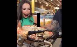 オーストラリアのTVレポーター、生中継でカニに挟まれ病院へ