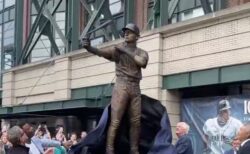 シアトルに建てられたイチローの銅像、除幕式で壊れる