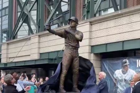 シアトルに建てられたイチローの銅像、除幕式で壊れる