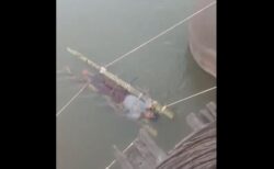 13才の少年が治療と称して聖なる川に沈められ、死亡する映像が無残