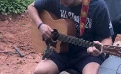 ギターを弾いていた男性の元へ野生の鳥、曲に合わせてさえずる【動画】