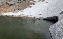 山から滑り降りたスキーヤー、そのまま池の表面を滑る神業を披露【動画】