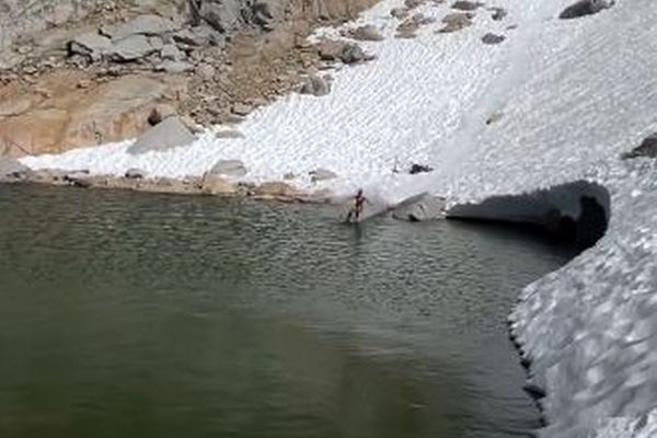 山から滑り降りたスキーヤー、そのまま池の表面を滑る神業を披露【動画】