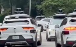 「ウェイモ」の自動運転車が、何故か数多く住宅街に集まる【動画】