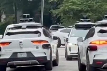 「ウェイモ」の自動運転車が、何故か数多く住宅街に集まる【動画】