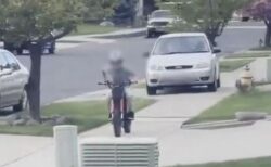 車が歩道に乗り上げ、バイクに乗った少年を轢こうとする【動画】