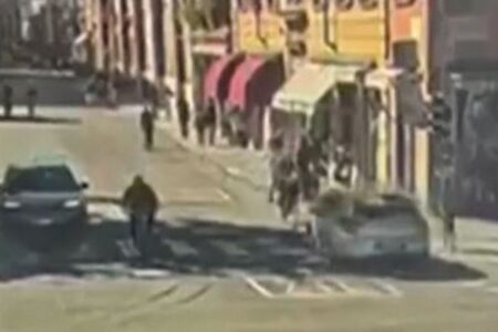 イタリアで車が歩行者を次々とはね、少なくとも8人が負傷【動画】
