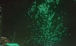 オーストラリアのドローンショーで、約90機が故障して墜落【動画】