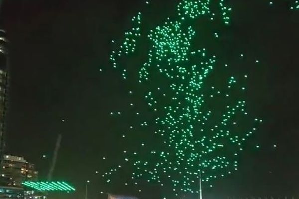 オーストラリアのドローンショーで、約90機が故障して墜落【動画】
