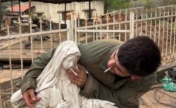 イスラエル兵がレバノン南部で、聖母マリア像の口にタバコを押し当てる