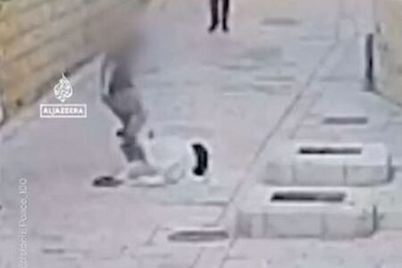 エルサレムでユダヤ人の男がカトリックの修道女を襲撃、動画が拡散
