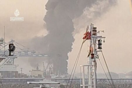 アラブ首長国連邦に2日続けてミサイルが飛来、ホルムズ海峡でも船舶が被弾