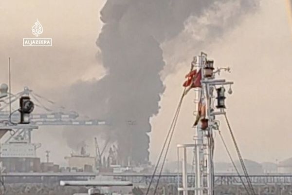 アラブ首長国連邦に2日続けてミサイルが飛来、ホルムズ海峡でも船舶が被弾