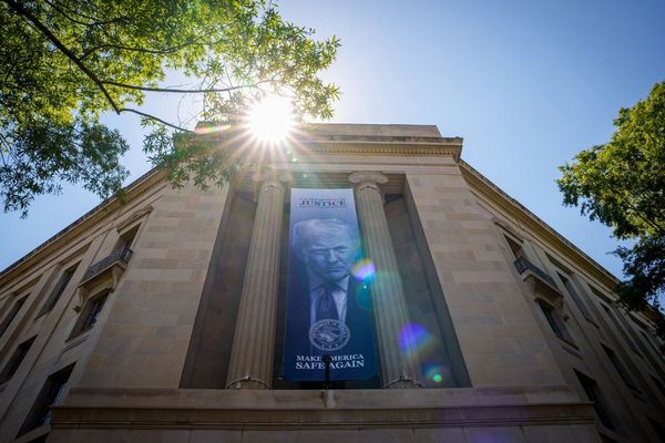 トランプ政権が進める「反武器化基金」、物議を醸す理由とは？