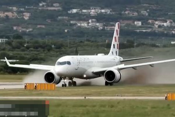 クロアチアの空港で、旅客機が離陸中に滑走路を逸脱【動画】