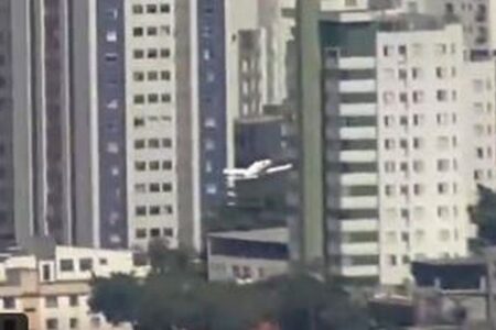 ブラジルの都市で小型ジェット機が建物に激突、衝撃的な瞬間を撮影