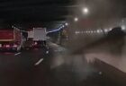 航空ショーでジェット戦闘機がモロに衝突、爆発する場面が生々しい