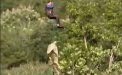 南アの警察が男性の遺体を回収するため、食べたワニをヘリで移送【動画】