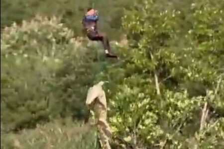 南アの警察が男性の遺体を回収するため、食べたワニをヘリで移送【動画】