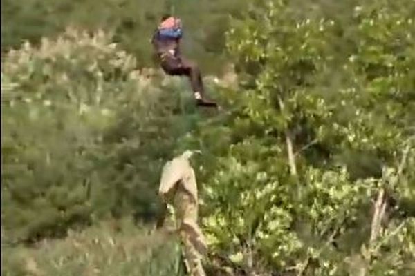 南アの警察が男性の遺体を回収するため、食べたワニをヘリで移送【動画】