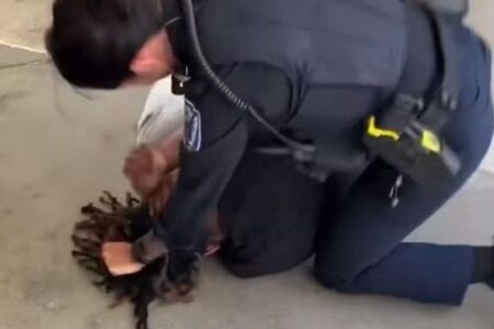 カリフォルニア州の高校で警察官が生徒に激しい暴行、抗議活動に発展