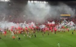 チェコでサッカーの試合中、サポーターがピッチに乱入、発煙筒を手にして大混乱