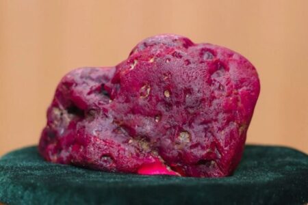 ミャンマーで重さが2.2kgもある、巨大なルビーを発見