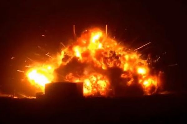 「ブルーオリジン」のロケットが大爆発、燃焼試験中に異常が発生
