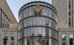 NYの裁判所で被告の女性が出産、法廷内で元気な男の子を生む