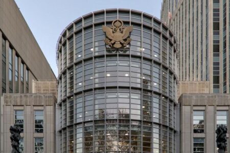NYの裁判所で被告の女性が出産、法廷内で元気な男の子を生む