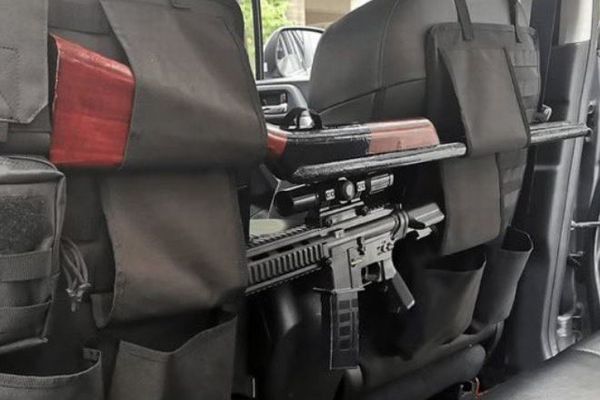 犬が散弾銃を発砲、人が撃たれたとして警察が出動