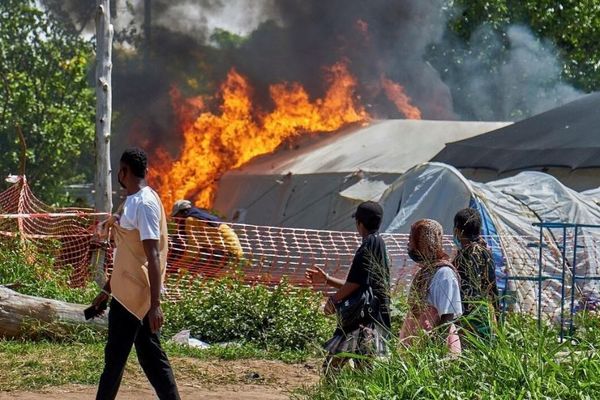 コンゴ民主共和国で、民衆がエボラ出血熱の治療をしている病院に放火