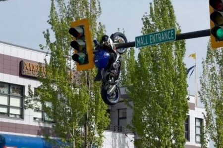 どうしてこうなった？バイクが事故を起こし、信号機にぶら下がる