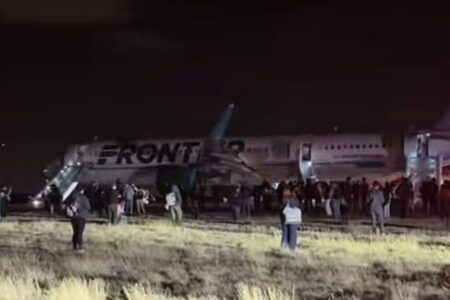 離陸中の「フロンティア航空」の旅客機により、滑走路にいた人間がはねられ死亡【動画】