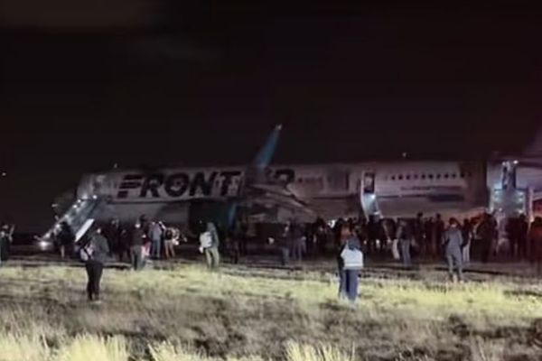 離陸中の「フロンティア航空」の旅客機により、滑走路にいた人間がはねられ死亡【動画】