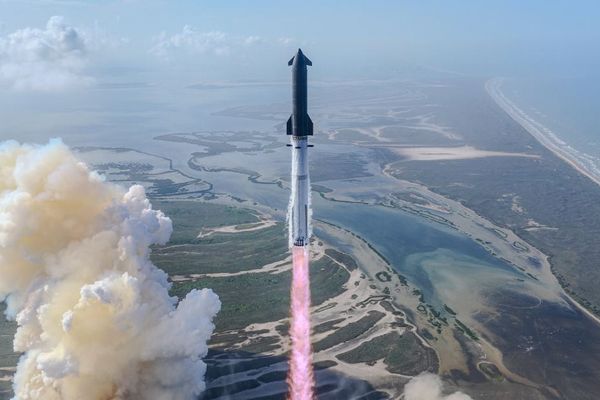 「スペースX」の新型巨大ロケット、打ち上げテストに成功