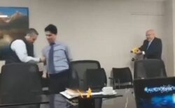 ペルーの市長が新たなテーザー銃を試すため、部下にむけて撃つ【動画】