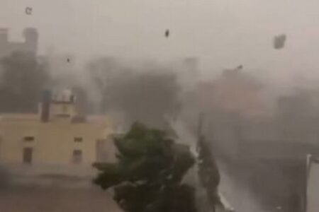 インド北部で激しい嵐、豪雨や強風、落雷などで111人が死亡
