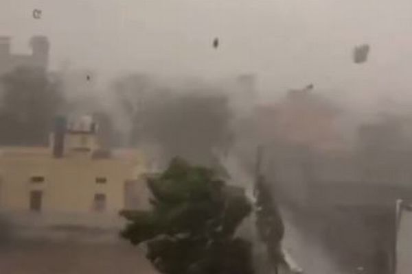 インド北部で激しい嵐、豪雨や強風、落雷などで111人が死亡